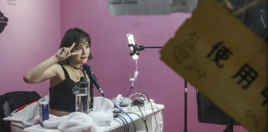 Νέος νόμος στην Κίνα: Μόνο οι πτυχιούχοι μπορούν πλέον να μιλούν για «σοβαρά θέματα» στα social media