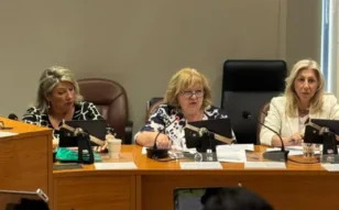 Έμπρακτη στήριξη στους εφήβους: Εκστρατεία σε Λύκεια της Αιγιάλειας για συζήτηση