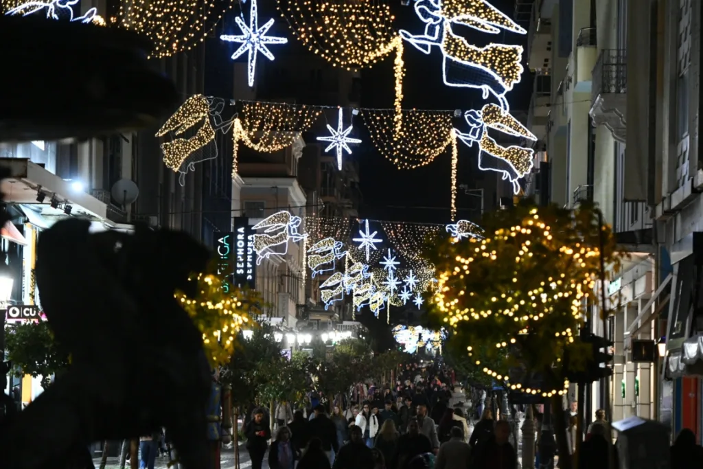Πάτρα: Από τα χέρια τεσσάρων μικρών παιδιών άναψε ο Χριστουγεννιάτικος διάκοσμος, ΦΩΤΟ