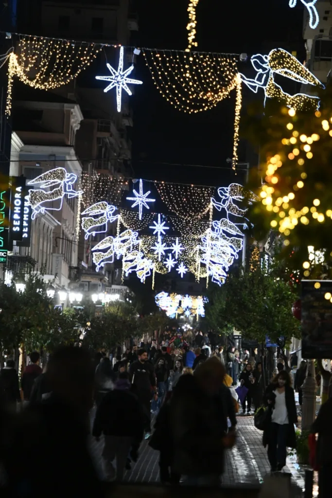 Πάτρα: Από τα χέρια τεσσάρων μικρών παιδιών άναψε ο Χριστουγεννιάτικος διάκοσμος, ΦΩΤΟ