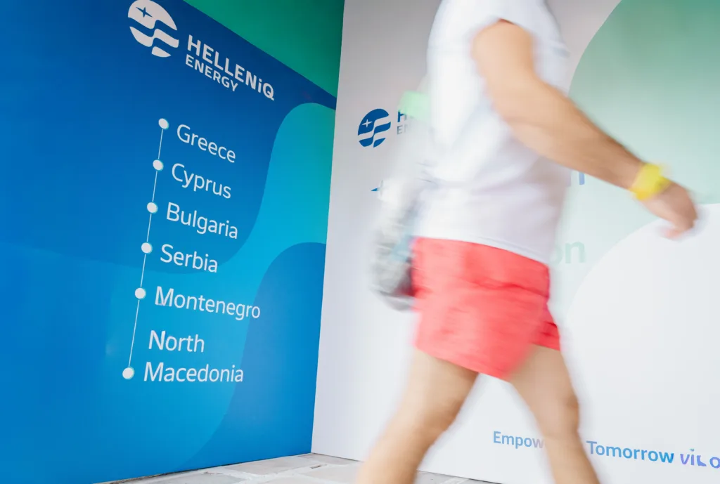 Περισσότεροι από 350 εθελοντές της HELLENiQ ENERGY έτρεξαν στον 42ο Αυθεντικό Μαραθώνιο της Αθήνας