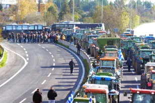 Θεσσαλία: Τεταμένη η ατμόσφαιρα στα αγροτικά μπλόκα, κομμένη στα δύο η χώρα!