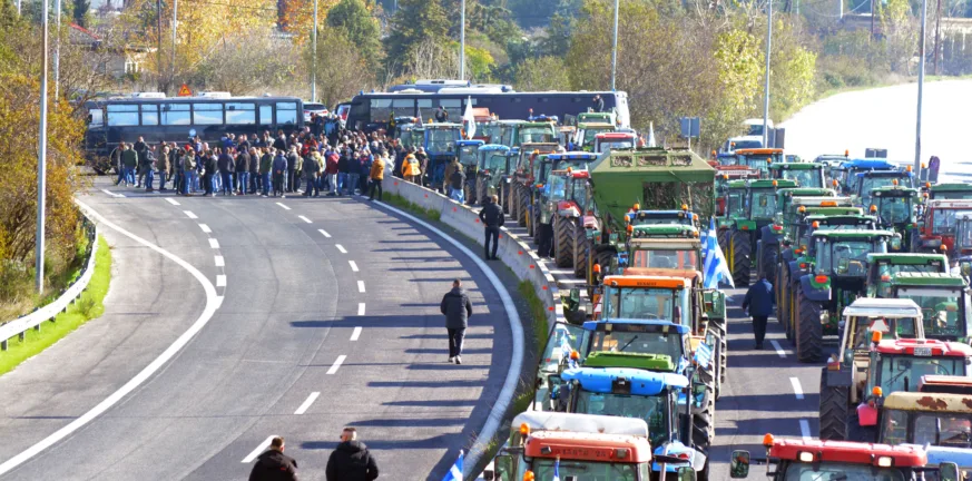 Θεσσαλία: Τεταμένη η ατμόσφαιρα στα αγροτικά μπλόκα, κομμένη στα δύο η χώρα!
