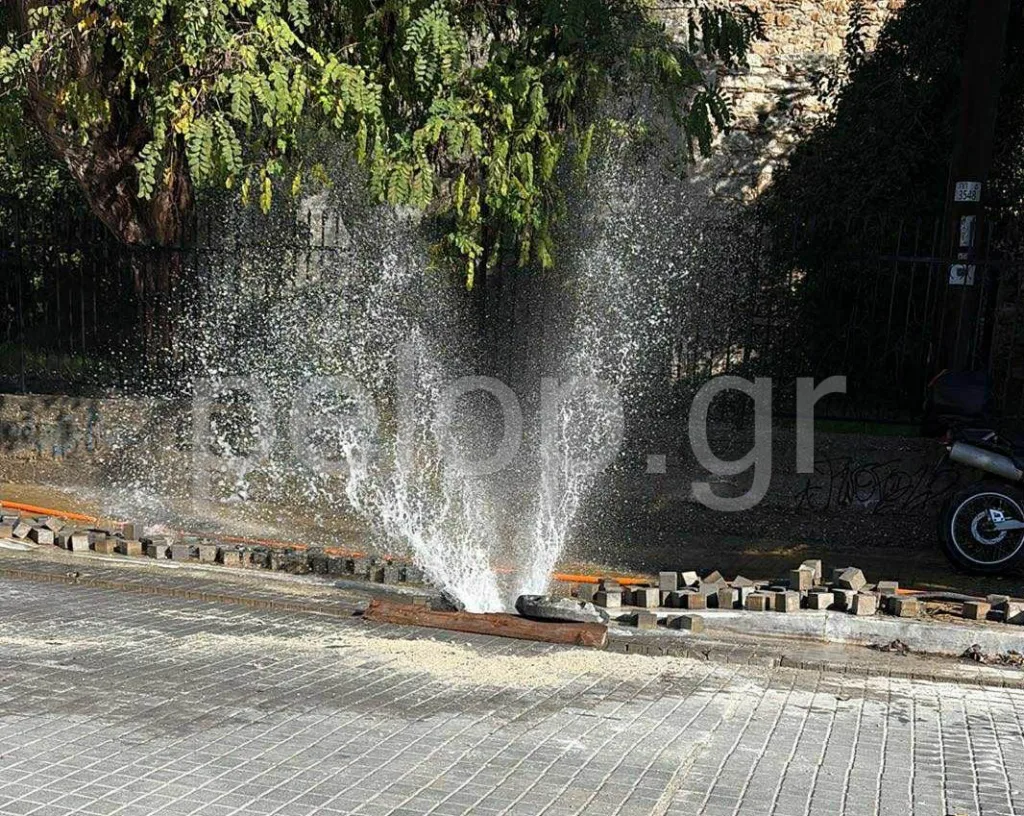 Πάτρα - Άνω Πόλη: «Σιντριβάνι» από τρύπιο αγωγό κάτω από το Κάστρο ΦΩΤΟ