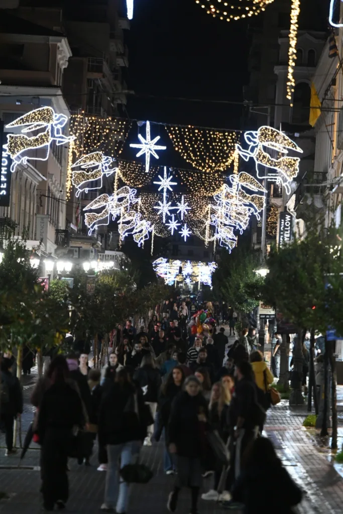 Πάτρα: Από τα χέρια τεσσάρων μικρών παιδιών άναψε ο Χριστουγεννιάτικος διάκοσμος, ΦΩΤΟ