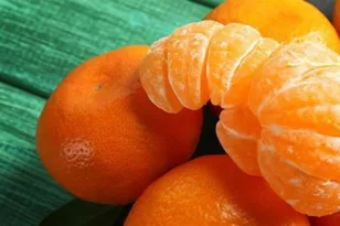 Αυτό είναι το φρούτο του χειμώνα που (μας) προστατεύει από λοιμώξεις και κάνει θαύματα στην υγεία όλων!