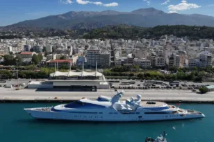 Η θαλαμηγός «Yas» του Εμίρη των ΗΑΕ στην Πάτρα: Τους άρεσε η πόλη κι έμειναν παραπάνω