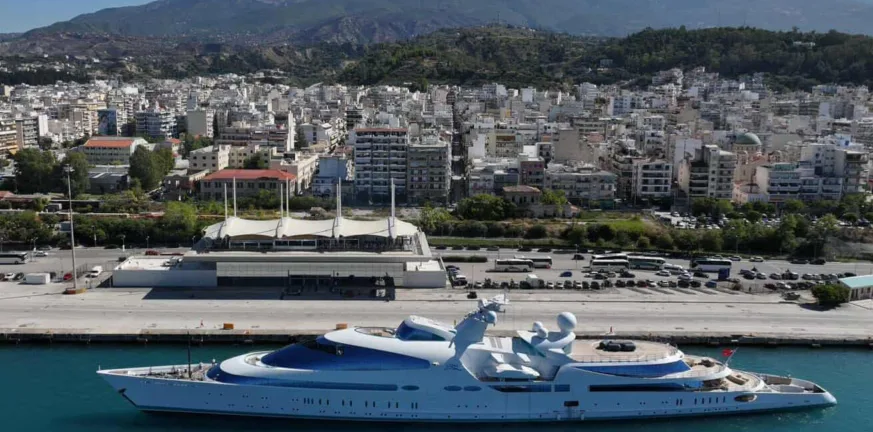 Η θαλαμηγός «Yas» του Εμίρη των ΗΑΕ στην Πάτρα: Τους άρεσε η πόλη κι έμειναν παραπάνω Η θαλαμηγός «Yas» του Εμίρη των ΗΑΕ στην Πάτρα: Τους άρεσε η πόλη κι έμειναν παραπάνω