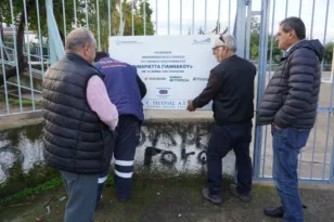 Πατρα: Παρουσία του δημάρχου Κώστα Πελετίδη αφαιρέθηκαν οι πινακίδες που τα λογότυπα τραπεζών από σχολεία