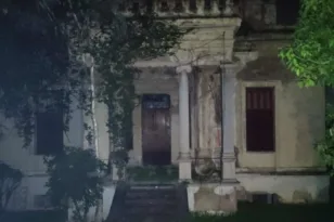 Πάτρα: Η έπαυλη ξυπνά όταν πέφτει η νύχτα – Η «Π» πέρασε μια βραδιά στη Βίλα Λυμπερόπουλου