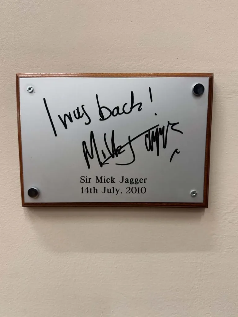 «Ήταν μεγάλη τιμή να συναντήσω μερικούς από τους νέους μαθητές», η επίσκεψη του Μικ Τζάγκερ στο παλιό του σχολείο ΦΩΤΟ «Ήταν μεγάλη τιμή να συναντήσω μερικούς από τους νέους μαθητές», η επίσκεψη του Μικ Τζάγκερ στο παλιό του σχολείο ΦΩΤΟ