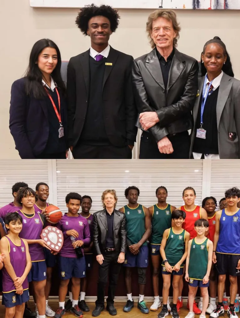 «Ήταν μεγάλη τιμή να συναντήσω μερικούς από τους νέους μαθητές», η επίσκεψη του Μικ Τζάγκερ στο παλιό του σχολείο ΦΩΤΟ «Ήταν μεγάλη τιμή να συναντήσω μερικούς από τους νέους μαθητές», η επίσκεψη του Μικ Τζάγκερ στο παλιό του σχολείο ΦΩΤΟ