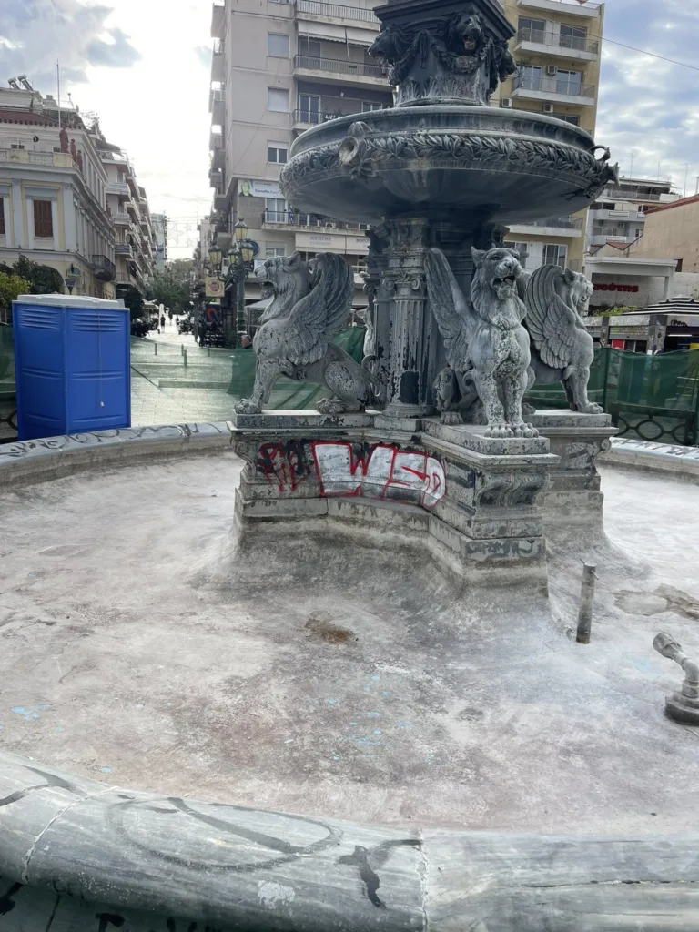 Πάτρα: Άγνωστοι πέταξαν τα προστατευτικά του σιντριβανιού για να συνεχίσουν τα γκράφιτι - Γιώργος Ρώρος: «Άμεση φύλαξη των μνημείων»