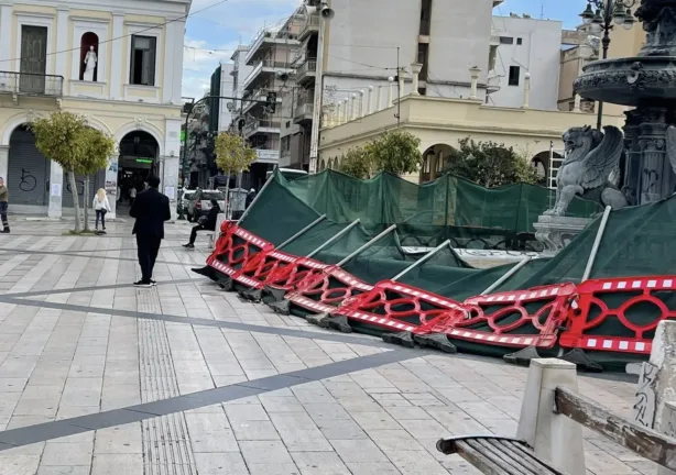 Πάτρα: Άγνωστοι πέταξαν τα προστατευτικά του σιντριβανιού για να συνεχίσουν τα γκράφιτι - Γιώργος Ρώρος: «Άμεση φύλαξη των μνημείων»
