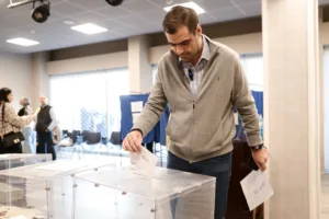 Ψήφισε, υποσχέθηκε και ευχήθηκε ο Παύλος Μαρινάκης ΦΩΤΟΓΡΑΦΙΕΣ