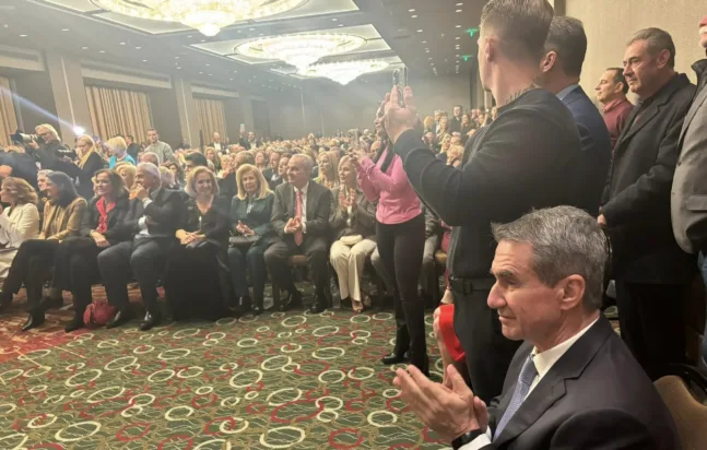 Σε ποιον ευχήθηκε ο Α. Λοβέρδος να σκίσει το βιβλίο του