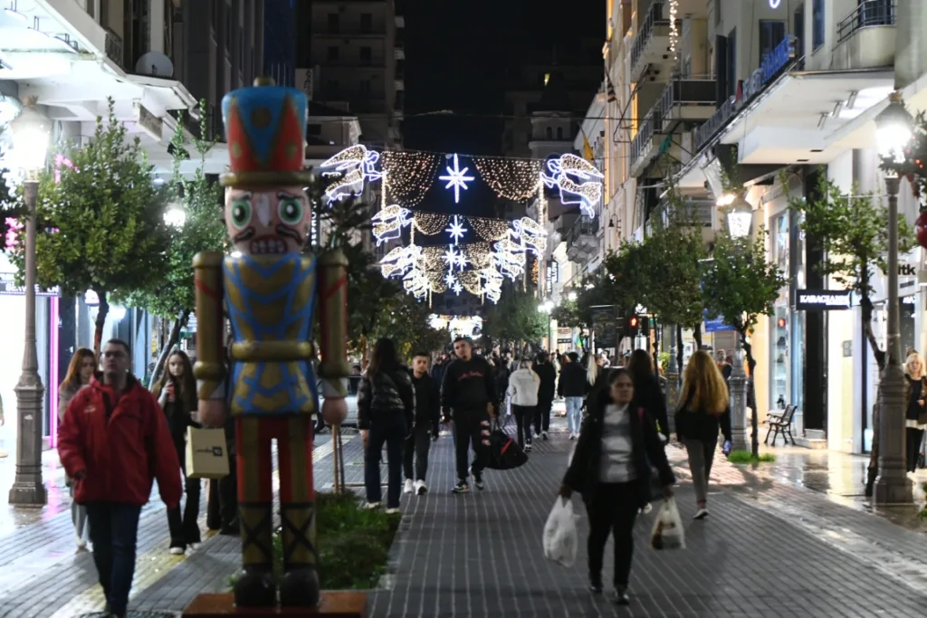 Πάτρα: Από τα χέρια τεσσάρων μικρών παιδιών άναψε ο Χριστουγεννιάτικος διάκοσμος, ΦΩΤΟ