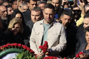 Πολυτεχνείο: Στεφάνι ο Κασσελάκης μαζί με αντιστασιακούς