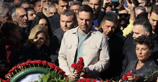 Πολυτεχνείο: Στεφάνι ο Κασσελάκης μαζί με αντιστασιακούς