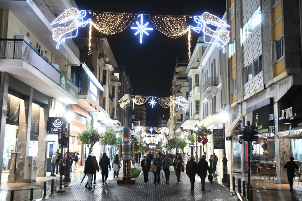 Πάτρα: Από τα χέρια τεσσάρων μικρών παιδιών άναψε ο Χριστουγεννιάτικος διάκοσμος, ΦΩΤΟ