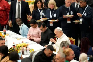 Βατικανό: Ο Πάπας έκανε το τραπέζι σε φτωχούς, τρανσέξουαλ και άστεγους