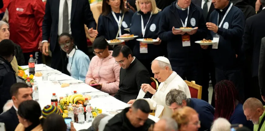 Βατικανό: Ο Πάπας έκανε το τραπέζι σε φτωχούς, τρανσέξουαλ και άστεγους