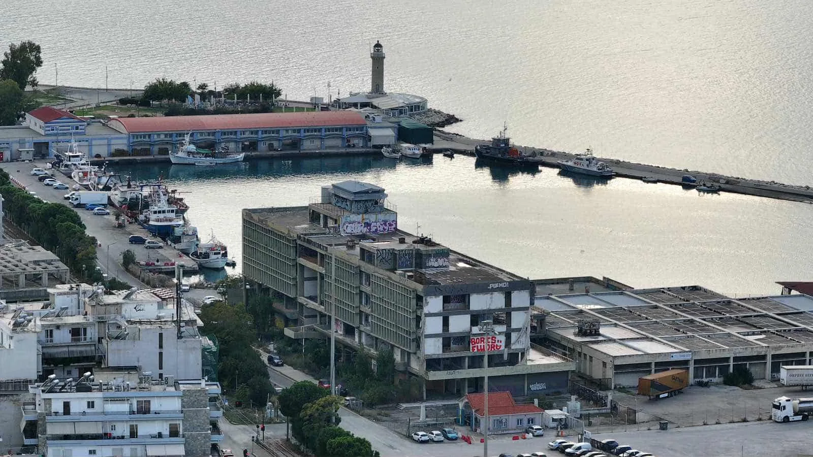 Πάτρα - Πρώην κτίριο ΟΛΠΑ: Το μάδημα της… μαργαρίτας! Πάτρα - Πρώην κτίριο ΟΛΠΑ: Το μάδημα της… μαργαρίτας!