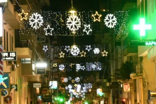 Πάτρα: Από τα χέρια τεσσάρων μικρών παιδιών άναψε ο Χριστουγεννιάτικος διάκοσμος, ΦΩΤΟ