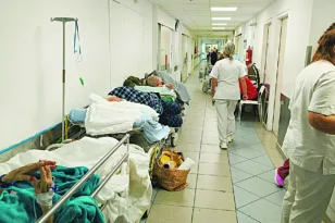 Πάτρα: Οι ασθενείς δεν είναι για περιφορά, η γάγγραινα των διακομιδών πνίγει τα νοσοκομεία