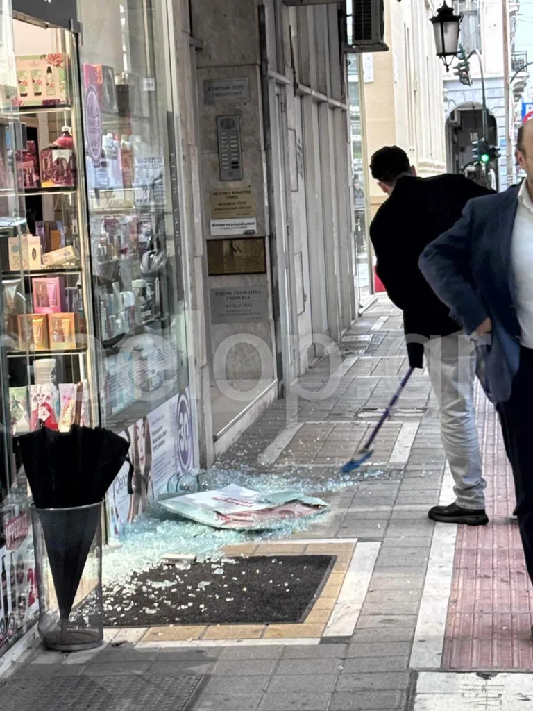 Ισχυρή ανεμοθύελλα στο κέντρο της Πάτρας: Έσπασαν τζαμαρίες και κλαριά δέντρων ΦΩΤΟ