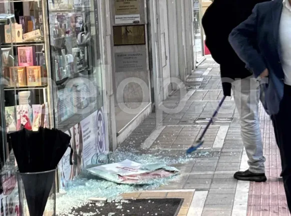 Ισχυρή ανεμοθύελλα στο κέντρο της Πάτρας: Έσπασαν τζαμαρίες και κλαριά δέντρων ΦΩΤΟ