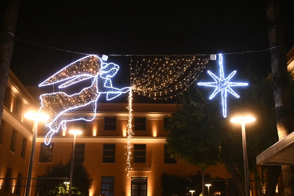 Πάτρα: Από τα χέρια τεσσάρων μικρών παιδιών άναψε ο Χριστουγεννιάτικος διάκοσμος, ΦΩΤΟ