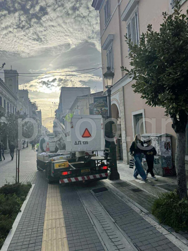 Πάτρα: Ο Δήμος ξήλωσε αφίσες στο κέντρο - Μεγάλη επιχείρηση αποκαθήλωσης ΦΩΤΟ