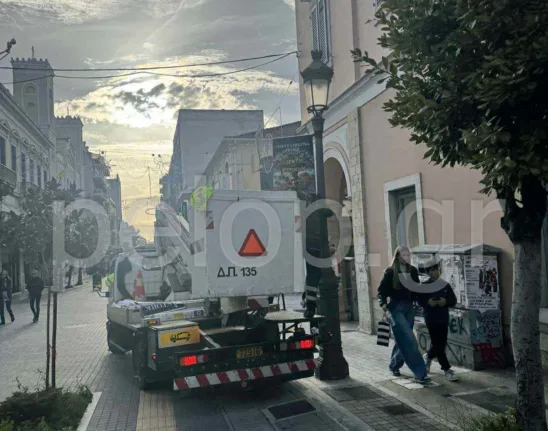 Πάτρα: Ο Δήμος ξήλωσε αφίσες στο κέντρο - Μεγάλη επιχείρηση αποκαθήλωσης ΦΩΤΟ