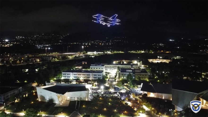 Θεαματικό σόου drones στη Σχολή Ικάρων – «Μπλε» μαχητικό κατέρριψε «κόκκινο» στον ουρανό ΦΩΤΟ-ΒΙΝΤΕΟ