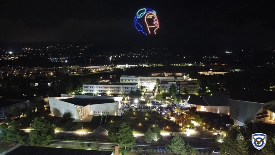 Θεαματικό σόου drones στη Σχολή Ικάρων – «Μπλε» μαχητικό κατέρριψε «κόκκινο» στον ουρανό ΦΩΤΟ-ΒΙΝΤΕΟ