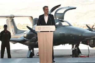 Μητσοτάκης: «Τα πρώτα ιδιόκτητα αεροσκάφη της Πυροσβεστικής» – Παραδόθηκαν τρία Diamond 62 MPP στην Πολιτική Προστασία