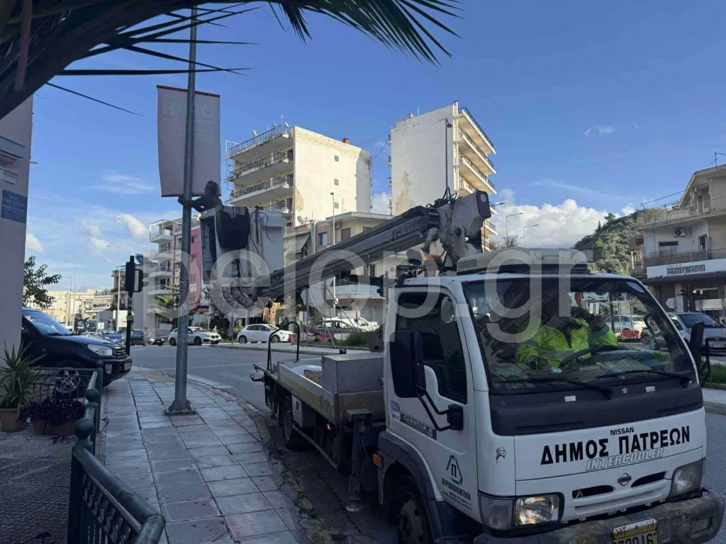 Πάτρα: Ο Δήμος ξήλωσε αφίσες στο κέντρο - Μεγάλη επιχείρηση αποκαθήλωσης ΦΩΤΟ Πάτρα: Ο Δήμος ξήλωσε αφίσες στο κέντρο - Μεγάλη επιχείρηση αποκαθήλωσης ΦΩΤΟ