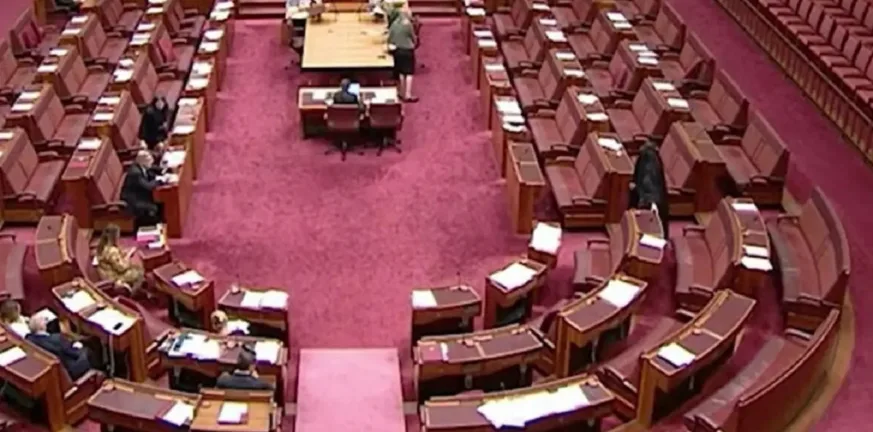 Αυστραλία: Οργή στη Γερουσία για τη γερουσιαστή Χάνσον που εμφανίστηκε με μπούρκα – Κατηγορίες για ρατσισμό ΒΙΝΤΕΟ