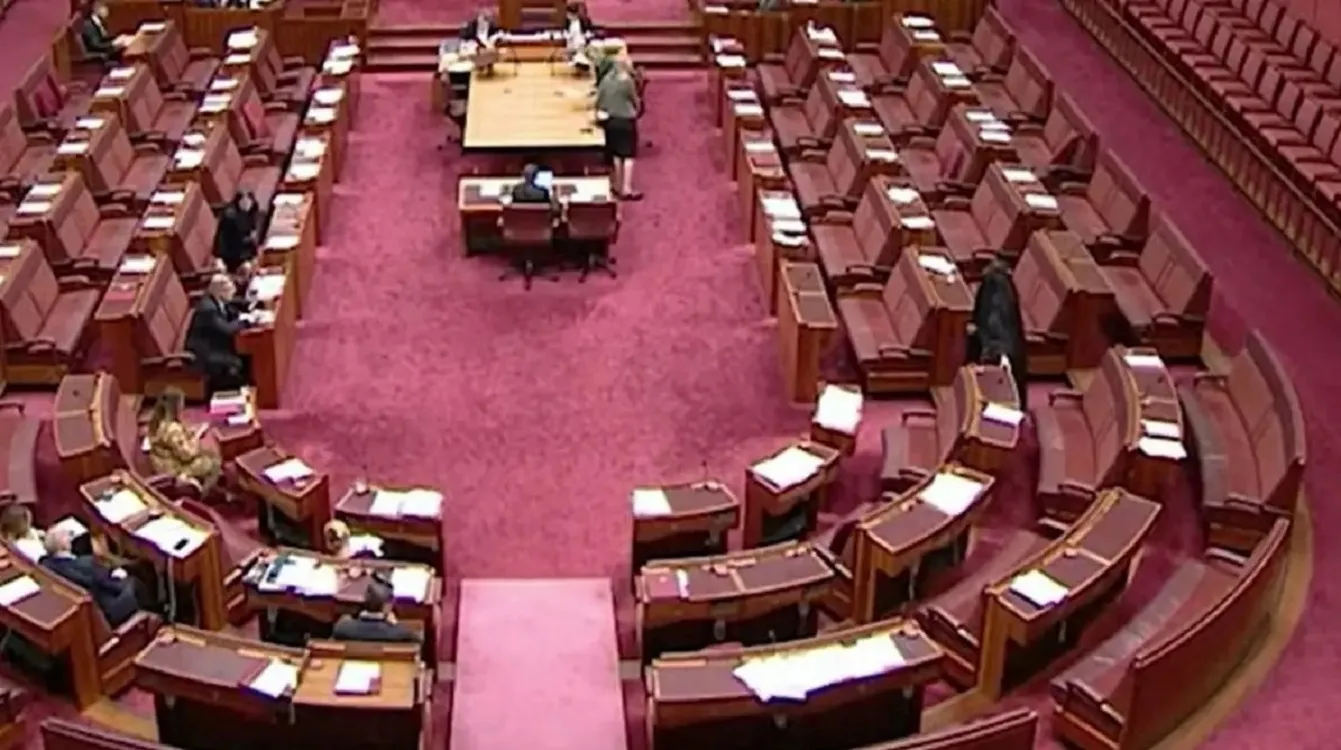 Αυστραλία: Οργή στη Γερουσία για τη γερουσιαστή Χάνσον που εμφανίστηκε με μπούρκα – Κατηγορίες για ρατσισμό ΒΙΝΤΕΟ Αυστραλία: Οργή στη Γερουσία για τη γερουσιαστή Χάνσον που εμφανίστηκε με μπούρκα – Κατηγορίες για ρατσισμό ΒΙΝΤΕΟ