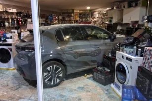 Ναύπλιο: Αυτοκίνητο «μπήκε» σε κατάστημα, στο νοσοκομείο η οδηγός ΦΩΤΟ