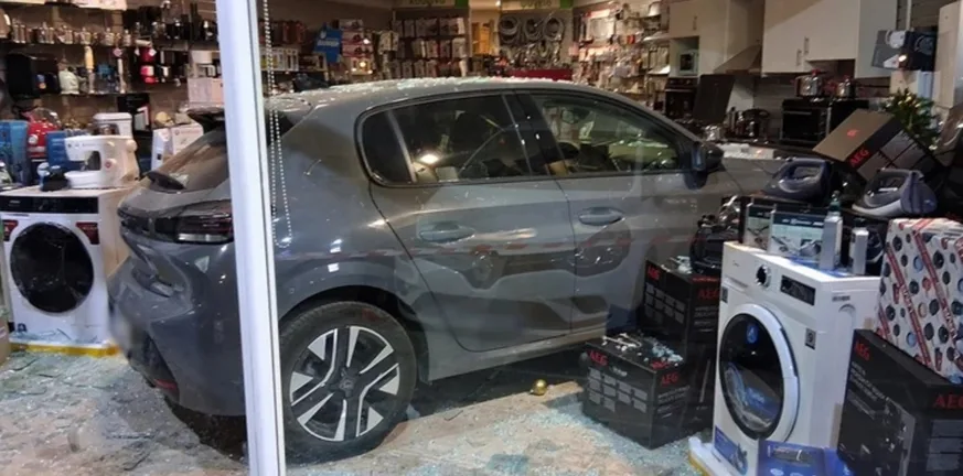 Ναύπλιο: Αυτοκίνητο «μπήκε» σε κατάστημα, στο νοσοκομείο η οδηγός ΦΩΤΟ