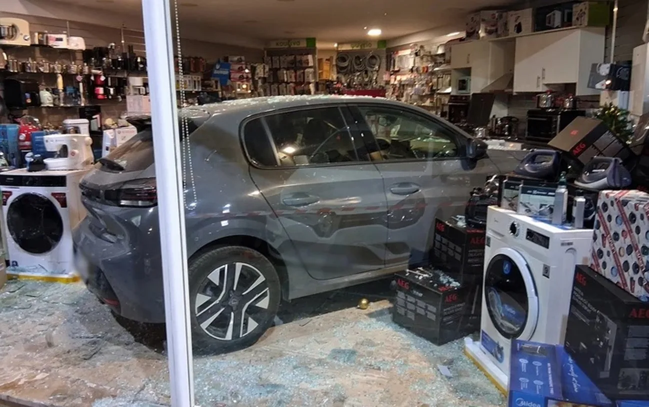 Ναύπλιο: Αυτοκίνητο «μπήκε» σε κατάστημα, στο νοσοκομείο η οδηγός ΦΩΤΟ Ναύπλιο: Αυτοκίνητο «μπήκε» σε κατάστημα, στο νοσοκομείο η οδηγός ΦΩΤΟ