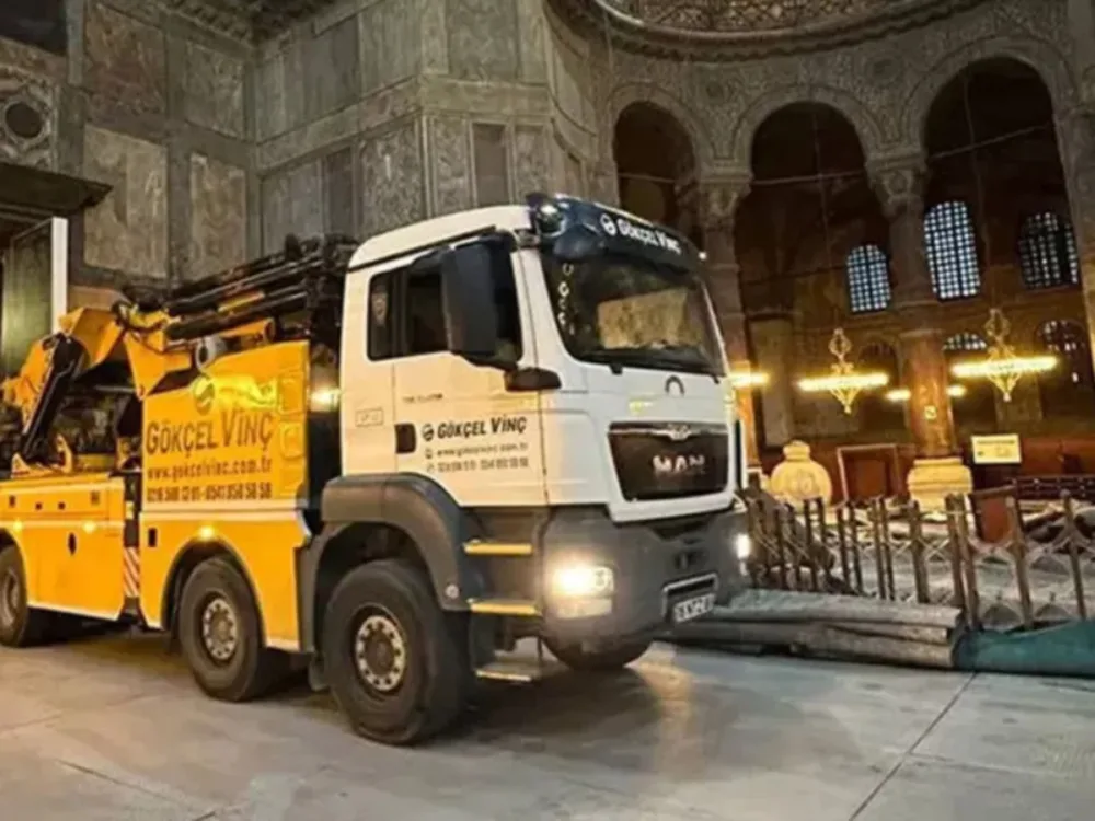 Ανησυχία για την Αγία Σοφία: Βαριά μηχανήματα μέσα στο μνημείο, φόβοι για ζημιές ΦΩΤΟ