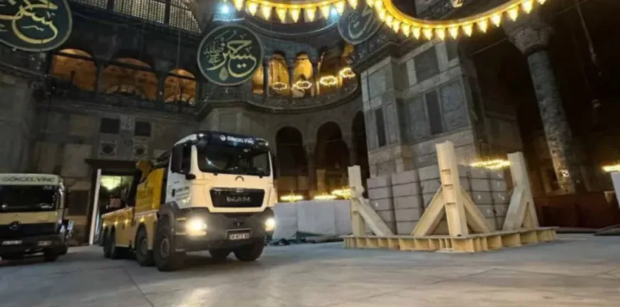 Ανησυχία για την Αγία Σοφία: Βαριά μηχανήματα μέσα στο μνημείο, φόβοι για ζημιές ΦΩΤΟ