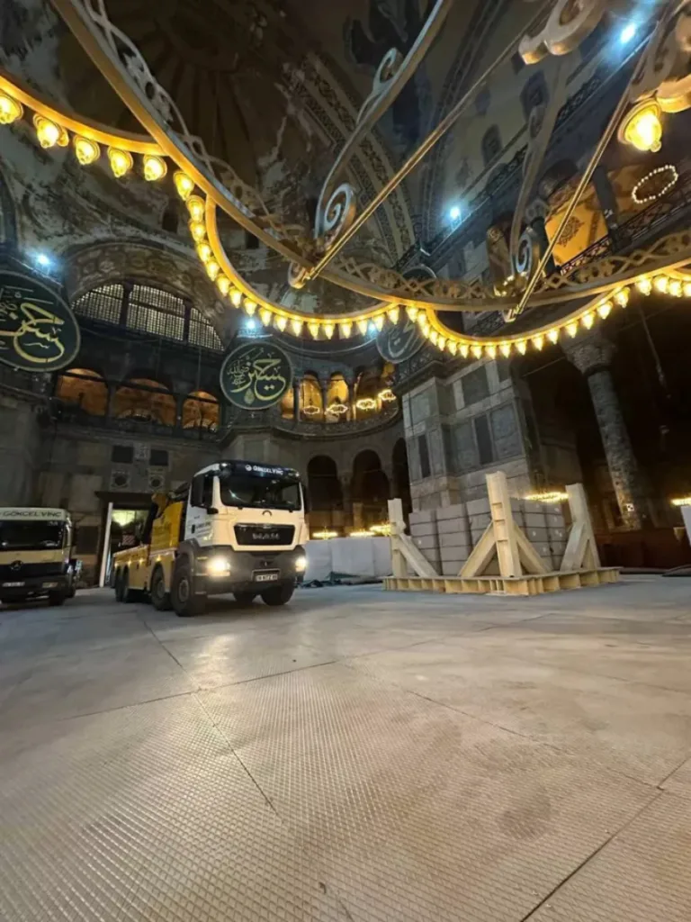 Ανησυχία για την Αγία Σοφία: Βαριά μηχανήματα μέσα στο μνημείο, φόβοι για ζημιές ΦΩΤΟ