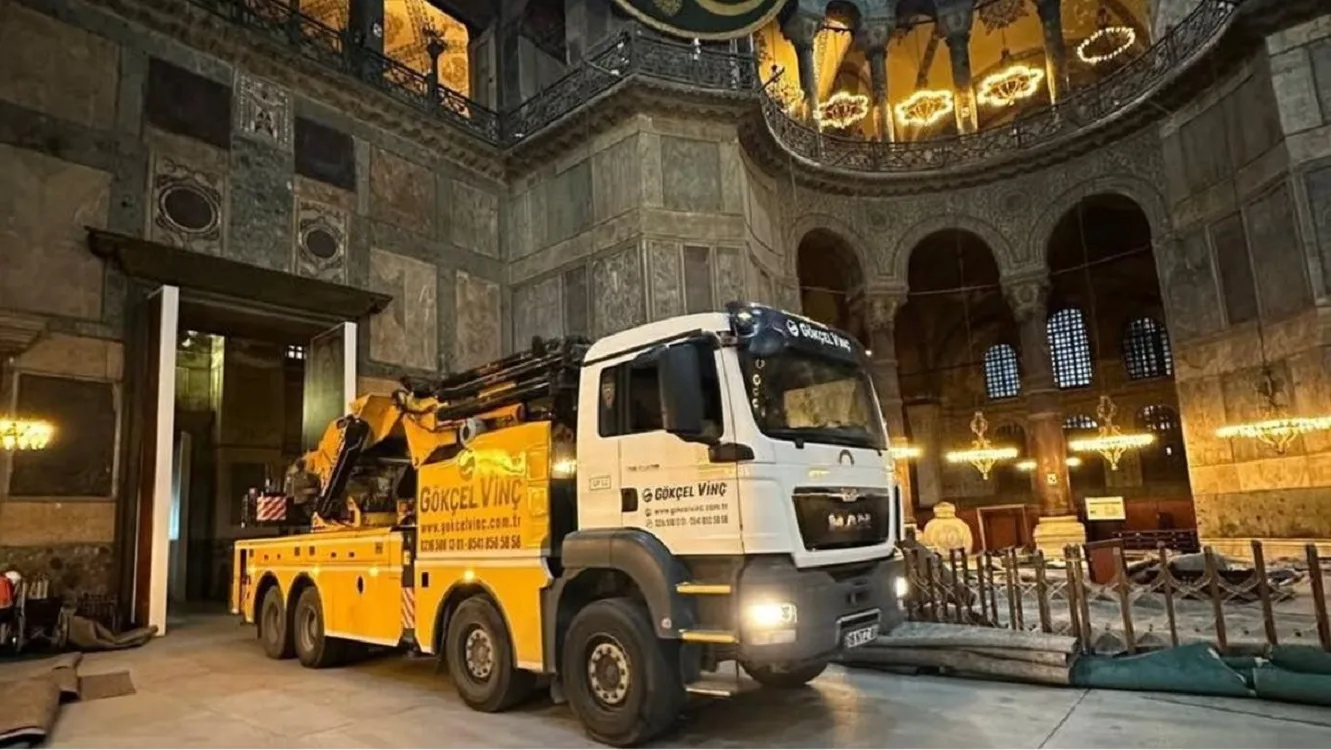 Ερωτήματα για την ασφάλεια της Αγίας Σοφίας μετά την είσοδο γερανών 45 τόνων - Βολές για τον τρόπο αποκατάστασης