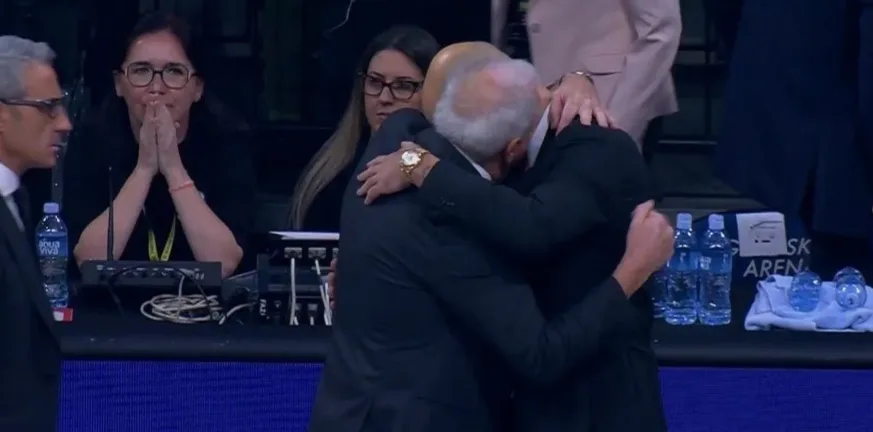 Πως Ομπράντοβιτς και Σπανούλης, που δεν αντάλλασσαν ούτε βλέμμα, αγκαλιάστηκαν μετά από 15 χρόνια! ΒΙΝΤΕΟ