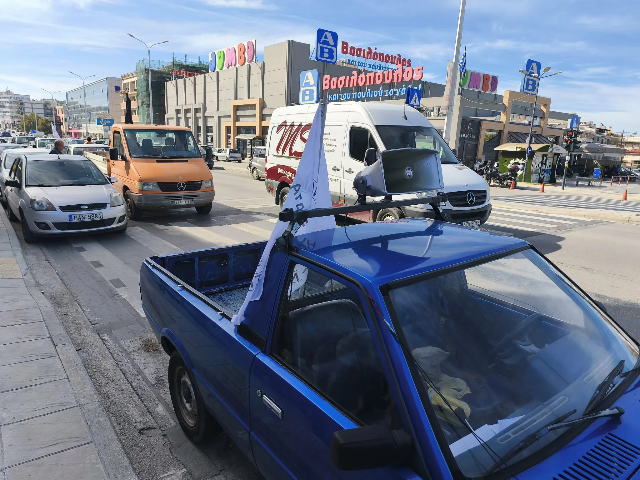 Με ΙΧ οι αγρότες στην πλατεία Γεωργίου για την κινητοποίηση