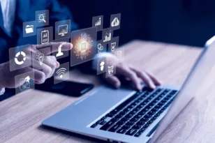 Οι Έλληνες μιλούν πιο άνετα για τα οικονομικά τους με ΑΙ συστήματα παρά με ανθρώπους